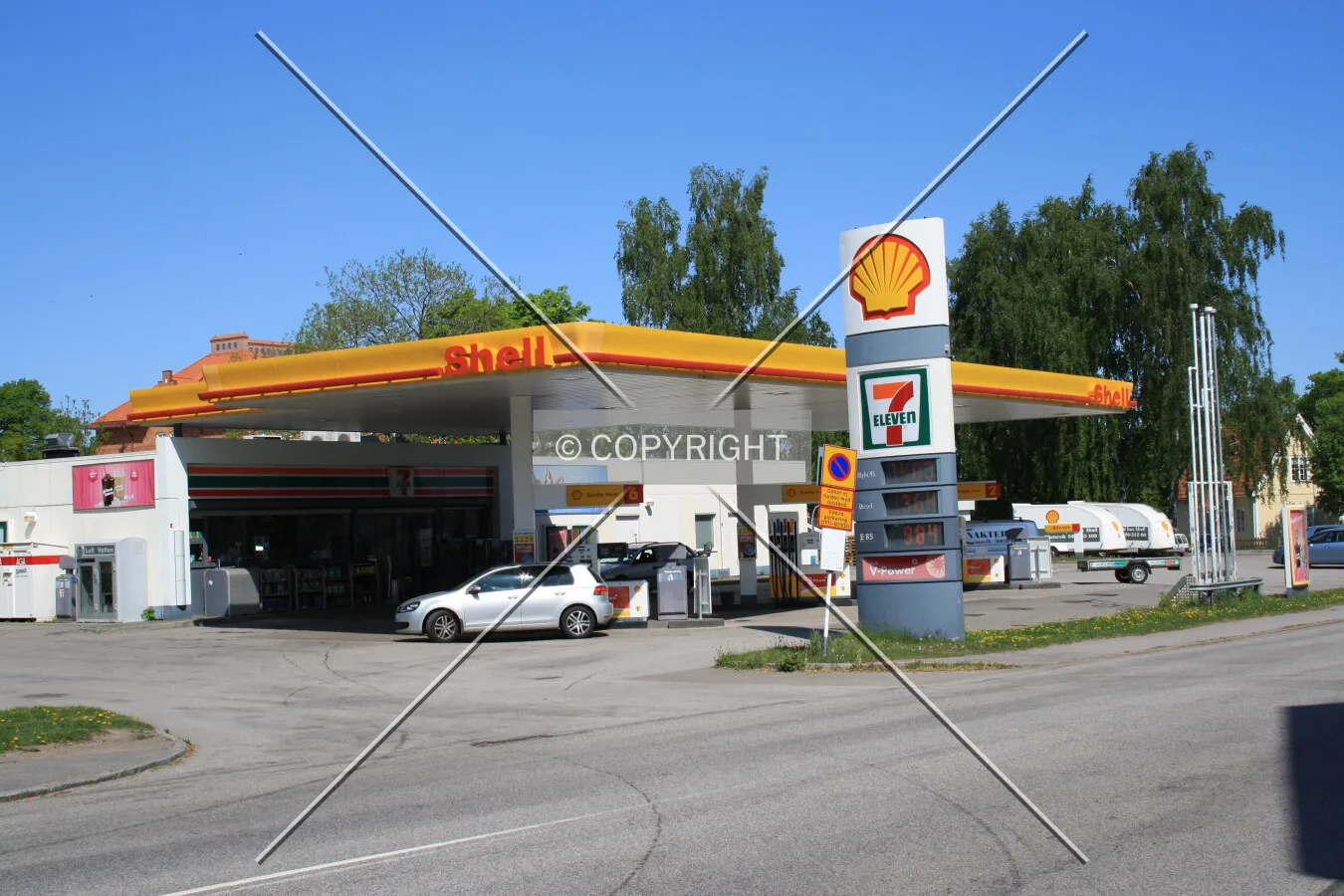 A Shell gas station including a 7Eleven shop