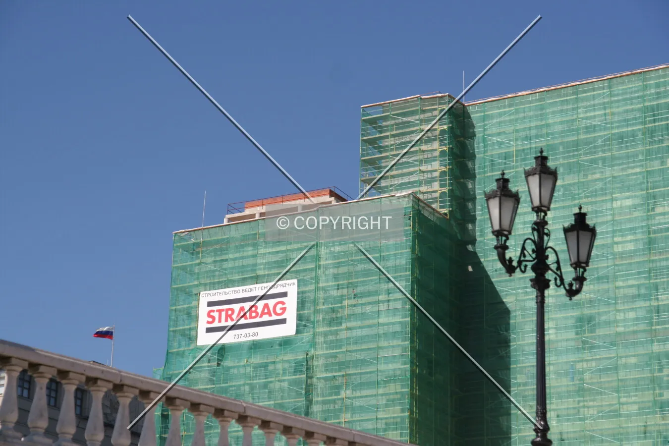 Contractor billboard the facade facing the Alexander Garden
