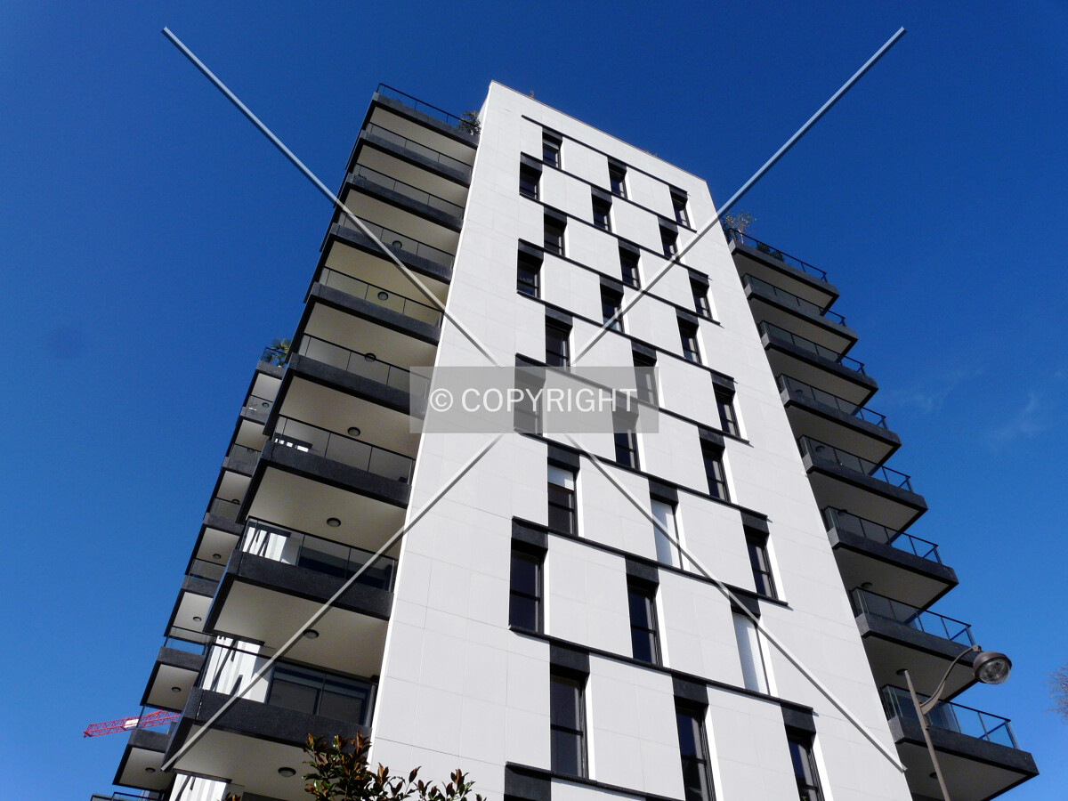 Southeast side along Rue Thomas Mann