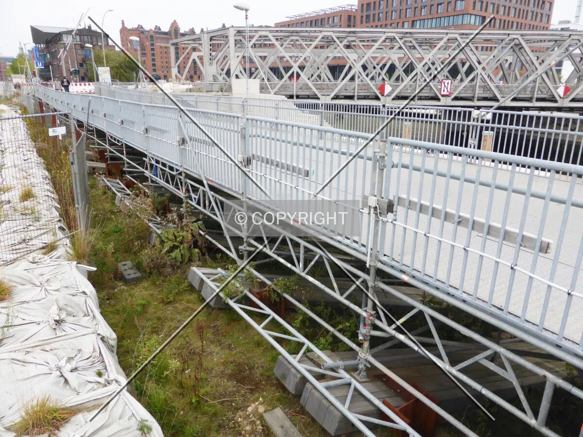 A temporary pedestrian bridge at HafenCity