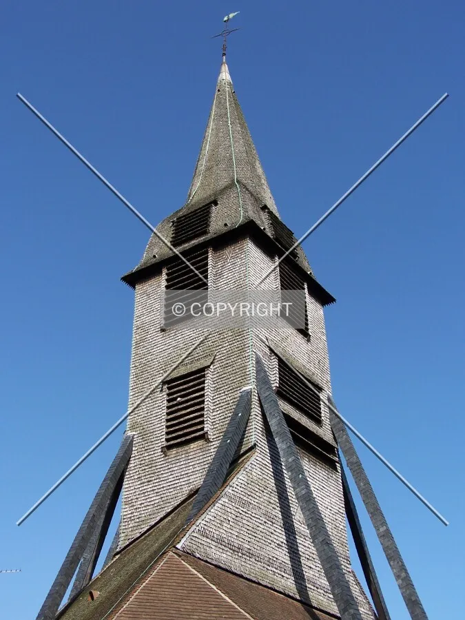 Le clocher, séparé du reste de l'église