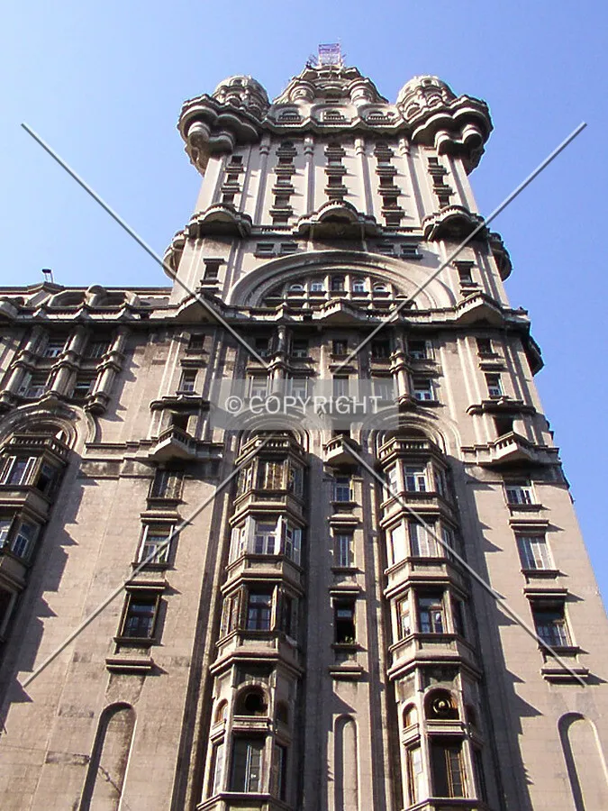 Looking up at the tower from Avenida 18 de Julio