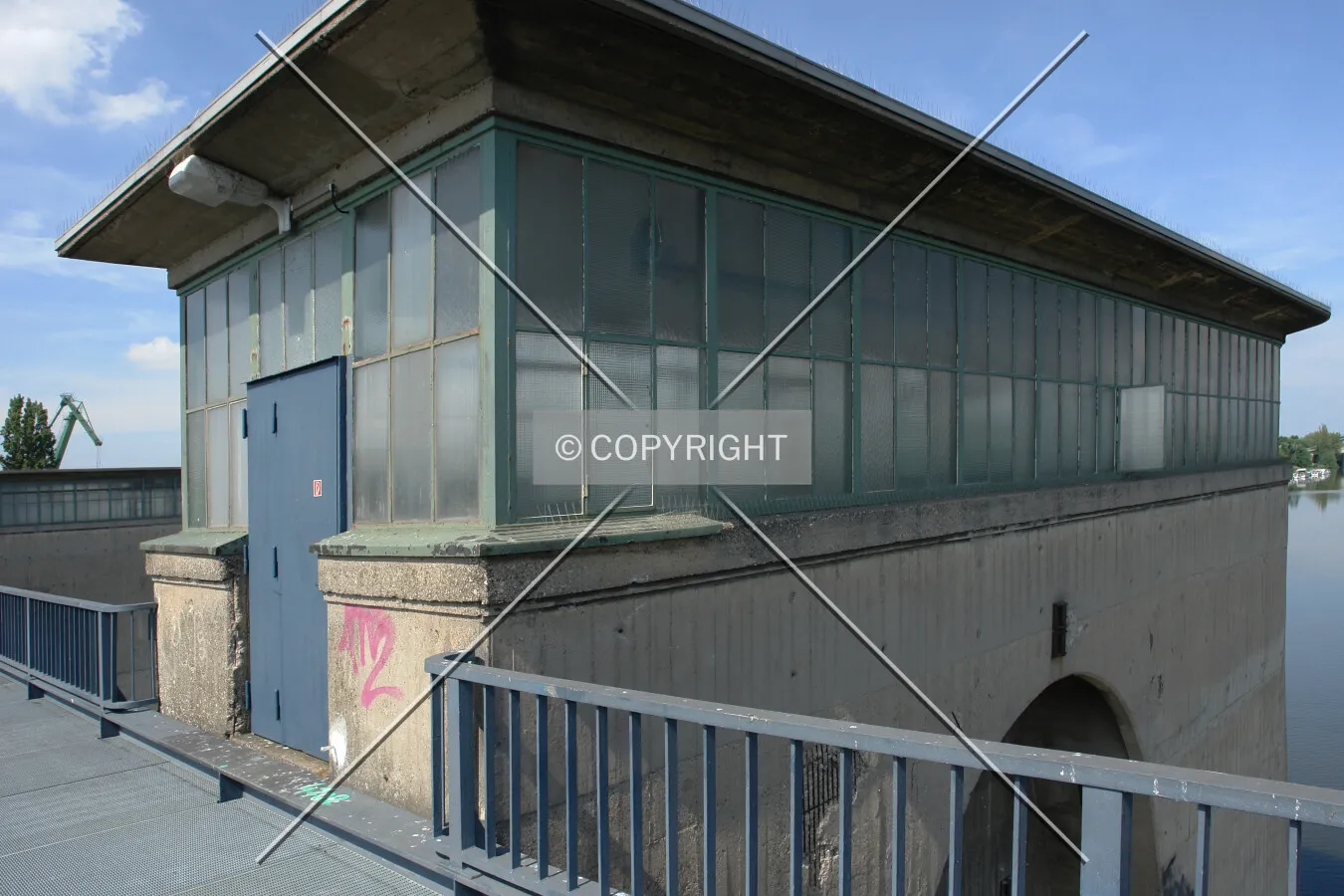 Maintenance structure on top of the sluice