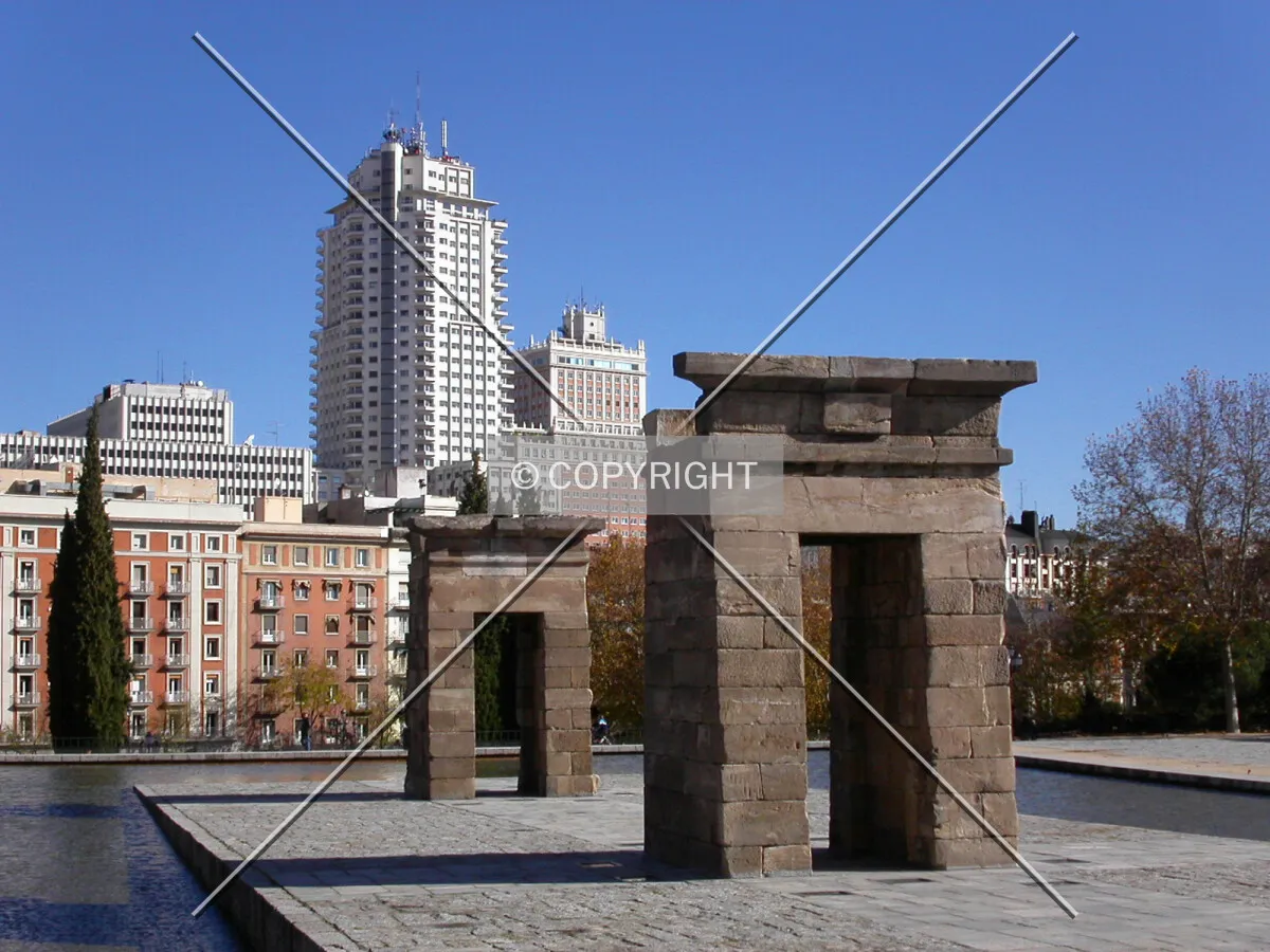 Parque Templo Debod, with the buildings from Plaza de España at the back