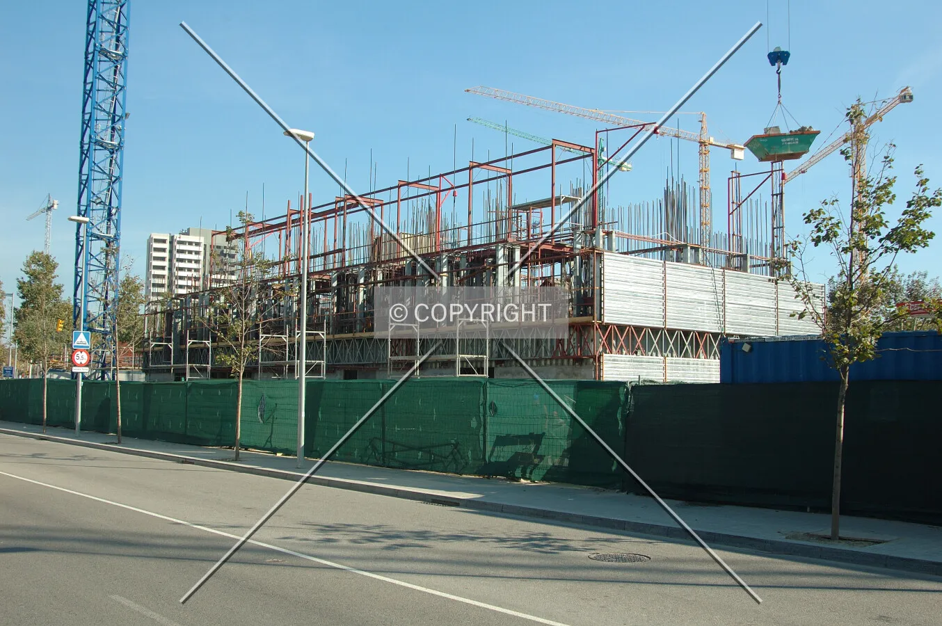Building structure over the ground level