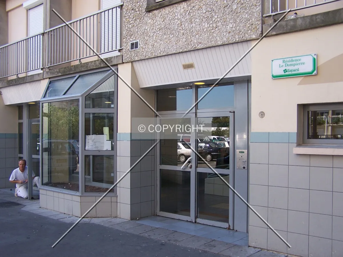 Entrée de l'immeuble sur la face est