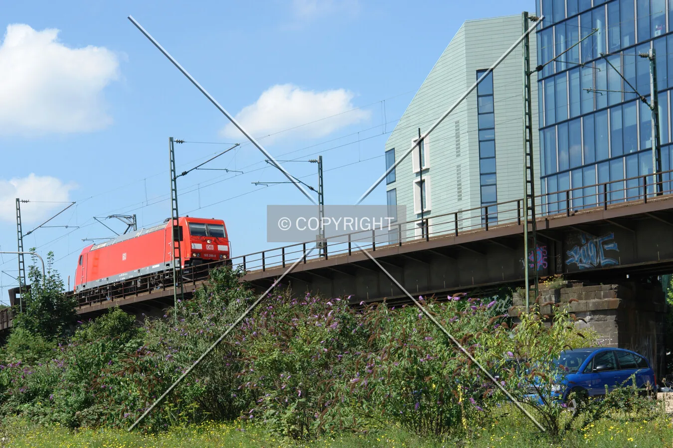 A train on Deutschherrnbrücke in Frankfurt