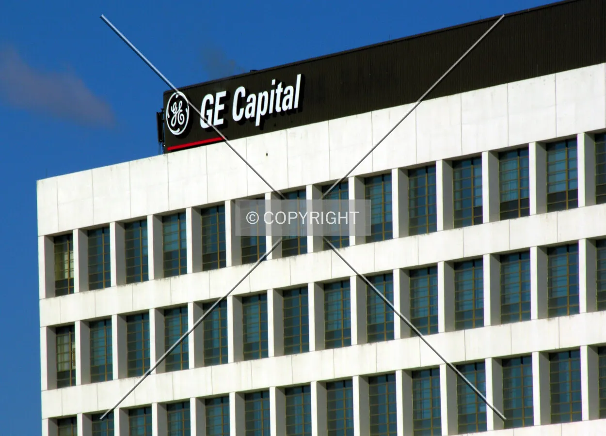 Signage and upper floors on the southern side