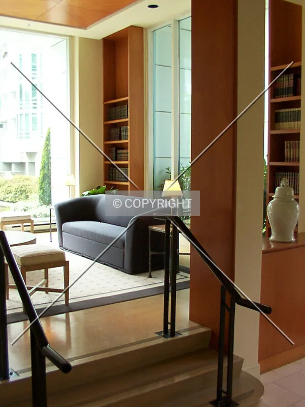 Lounge at the back of the lobby