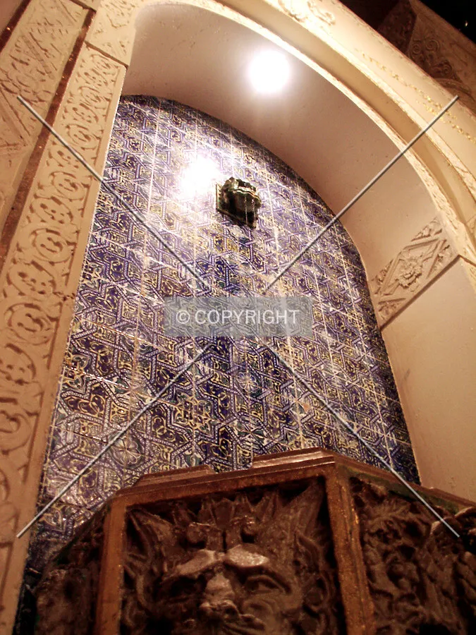 Looking up at the fountain in the Hall of Lions