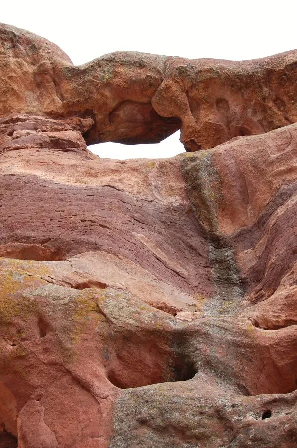 Detail of the rock behind the stage