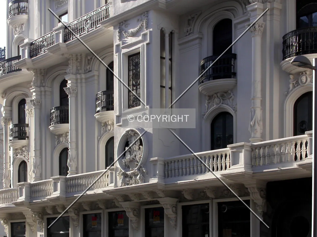 Detail of the facade as seen from the western side of Gran Via