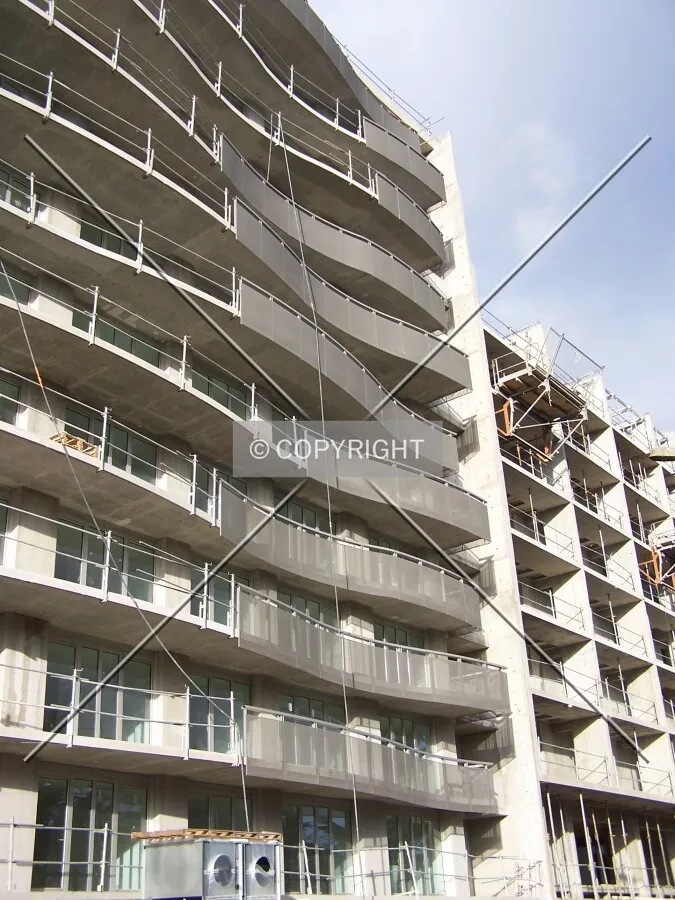 Pose des rembardes de balcons de la face Sud