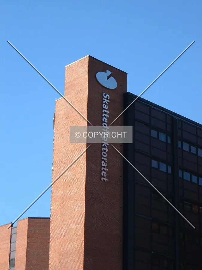 Building sign on top of the central wing