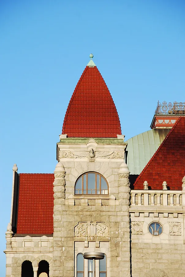 Corner spire