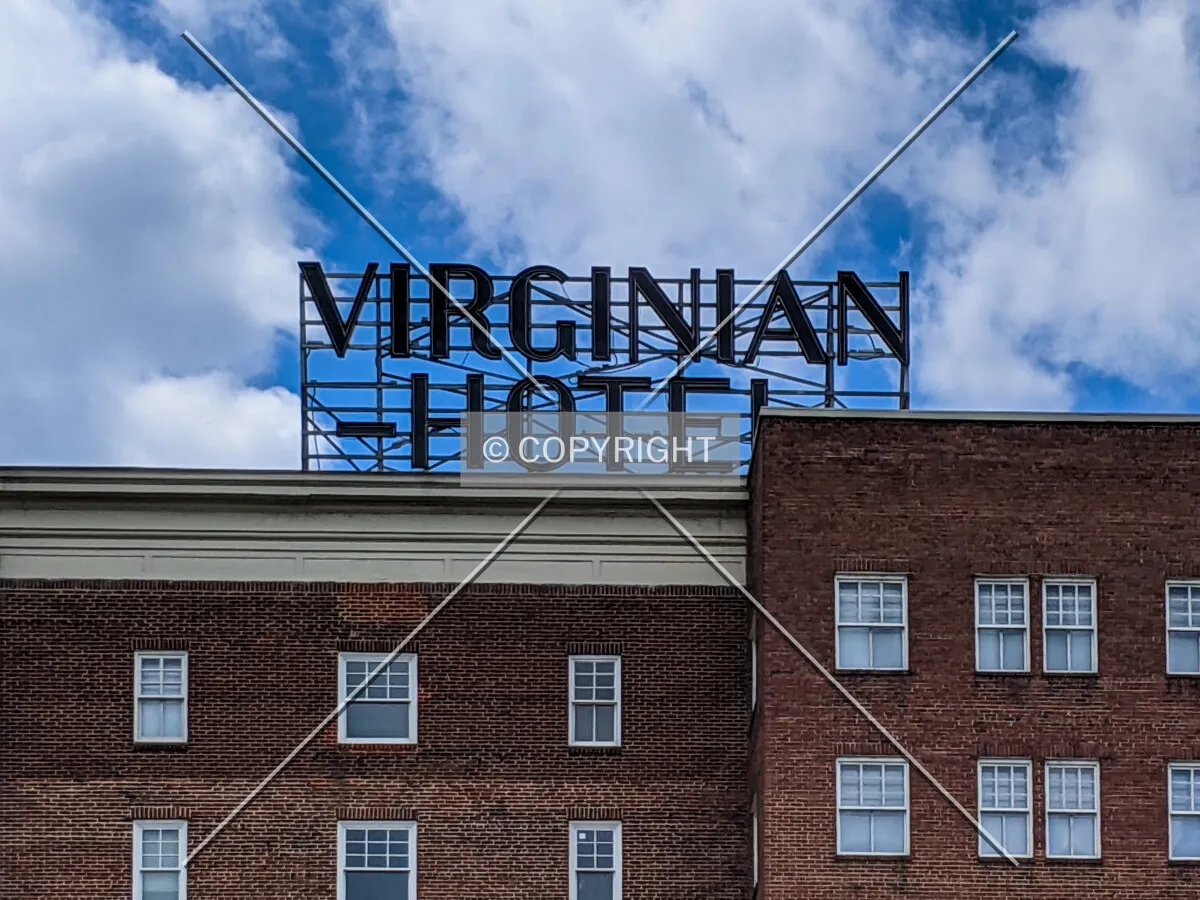 Rooftop signage on the eastern side