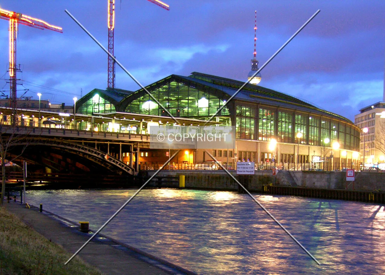 From Schiffbauerdamm across the River Spree to the west