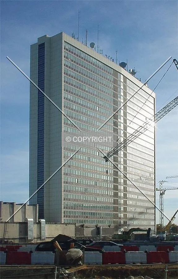Side view during the construction of neighboring buildings