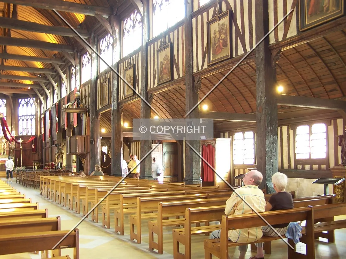 L'intérieur de l'église en bois