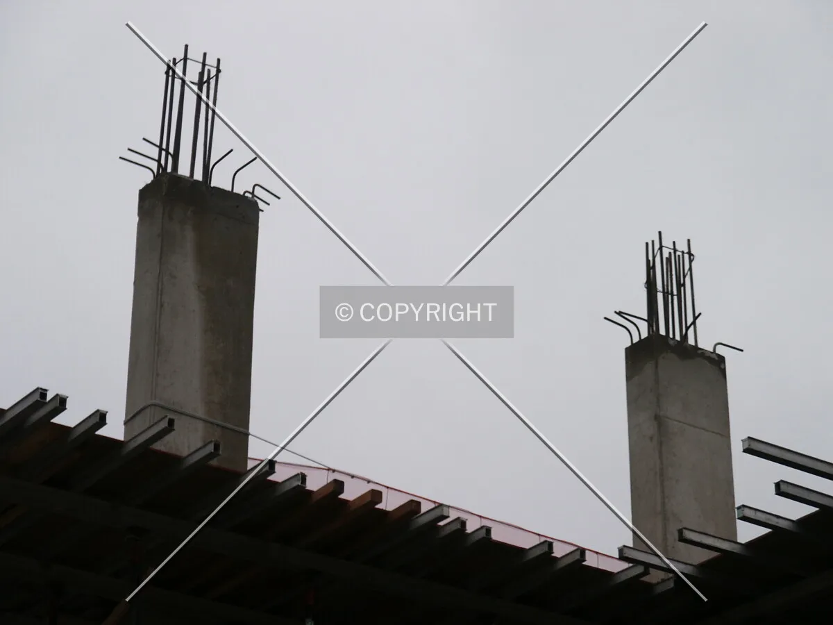 Columns between the 3rd and 4th floors