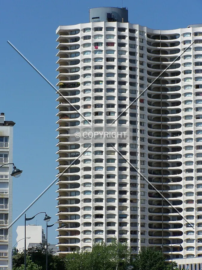 Vue de la face est depuis la bas de la Place des Lices