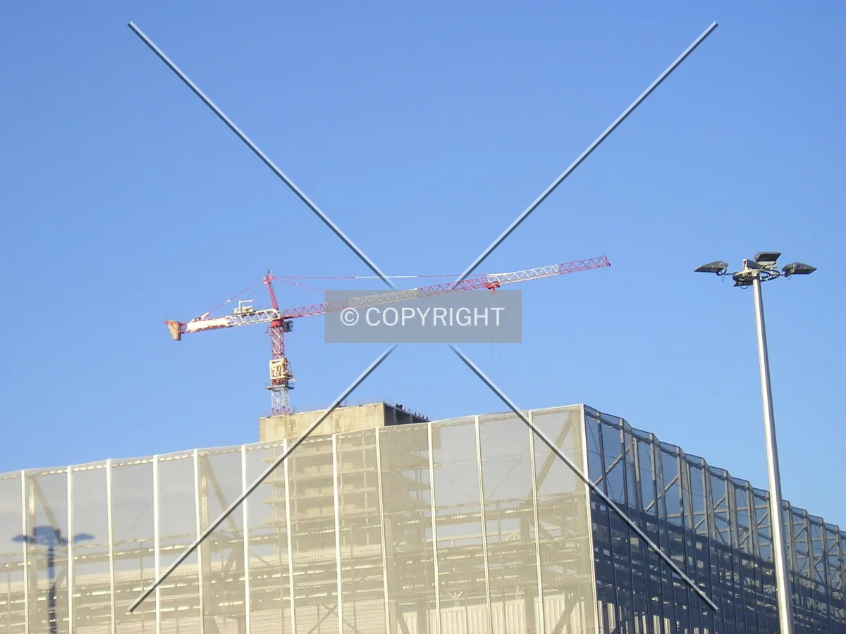 View of the crane from Avenida Euskadi