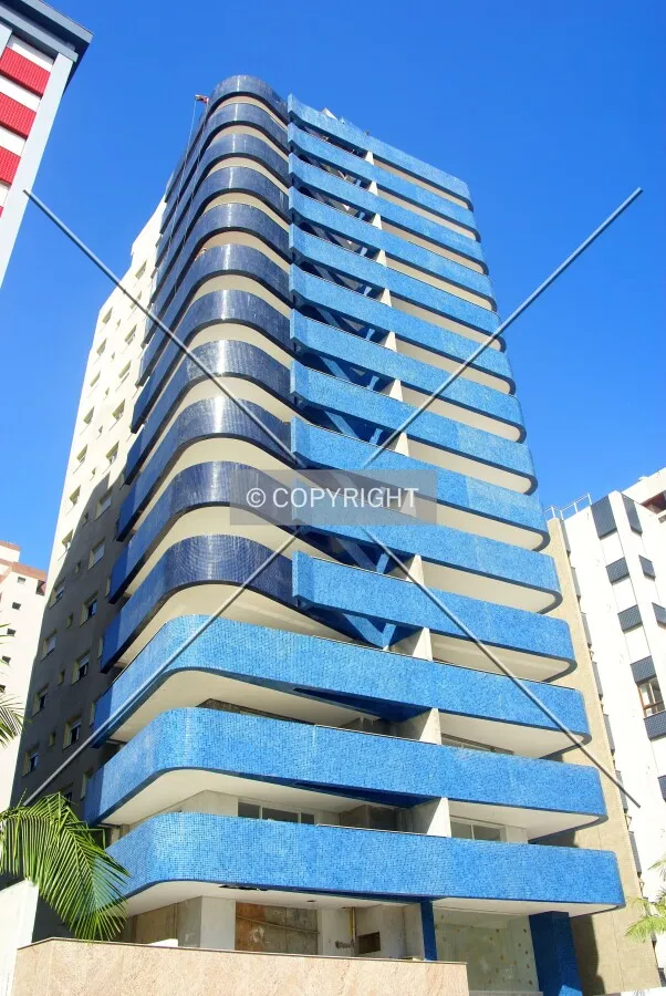 Looking up from across Osvaldo Aranha Street