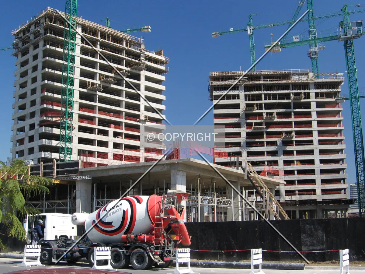 First floors rising, in the background the towers Ambar and Rubí