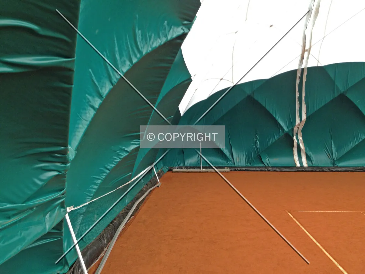 Inflatable structure around a tennis court