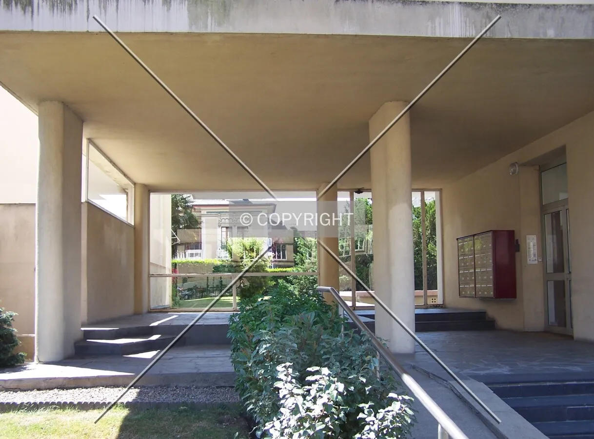 Porche d'accès au bâtiment