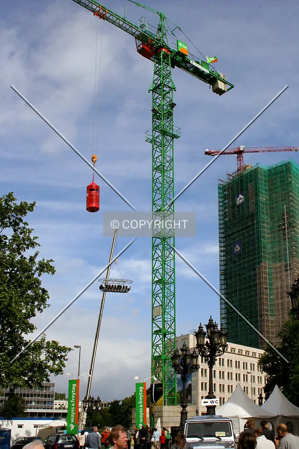 Red observation cage and elevated picnic platform at the 2007 Skyscraper Festival