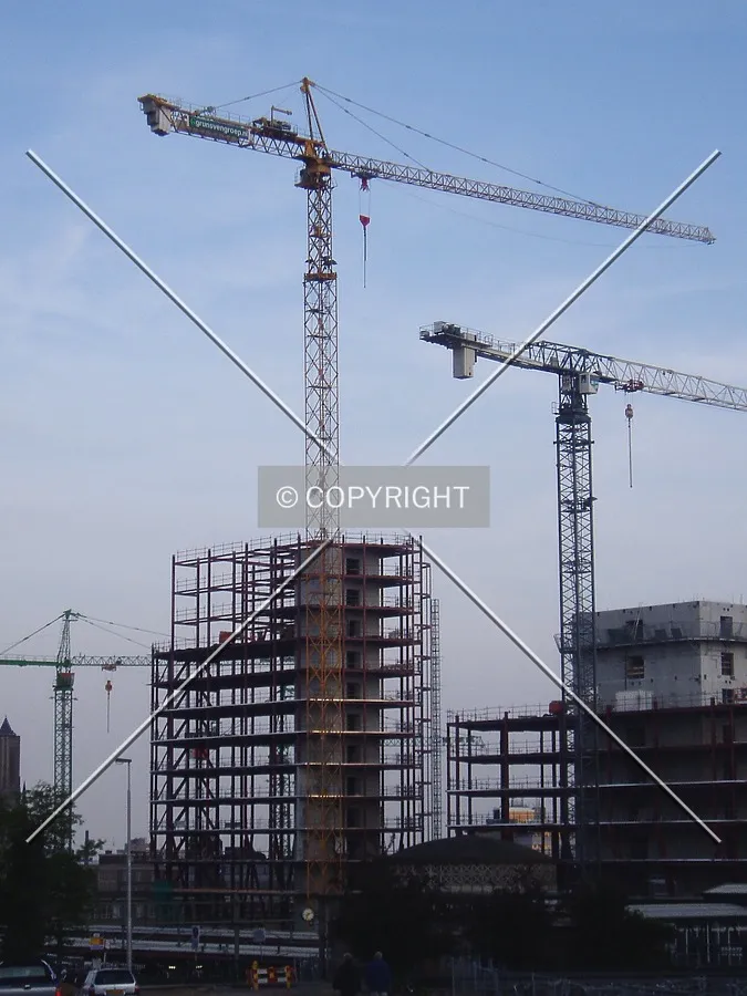 The crane appears to be the tallest structure in Arnhem as it towers over nearby Rijntoren