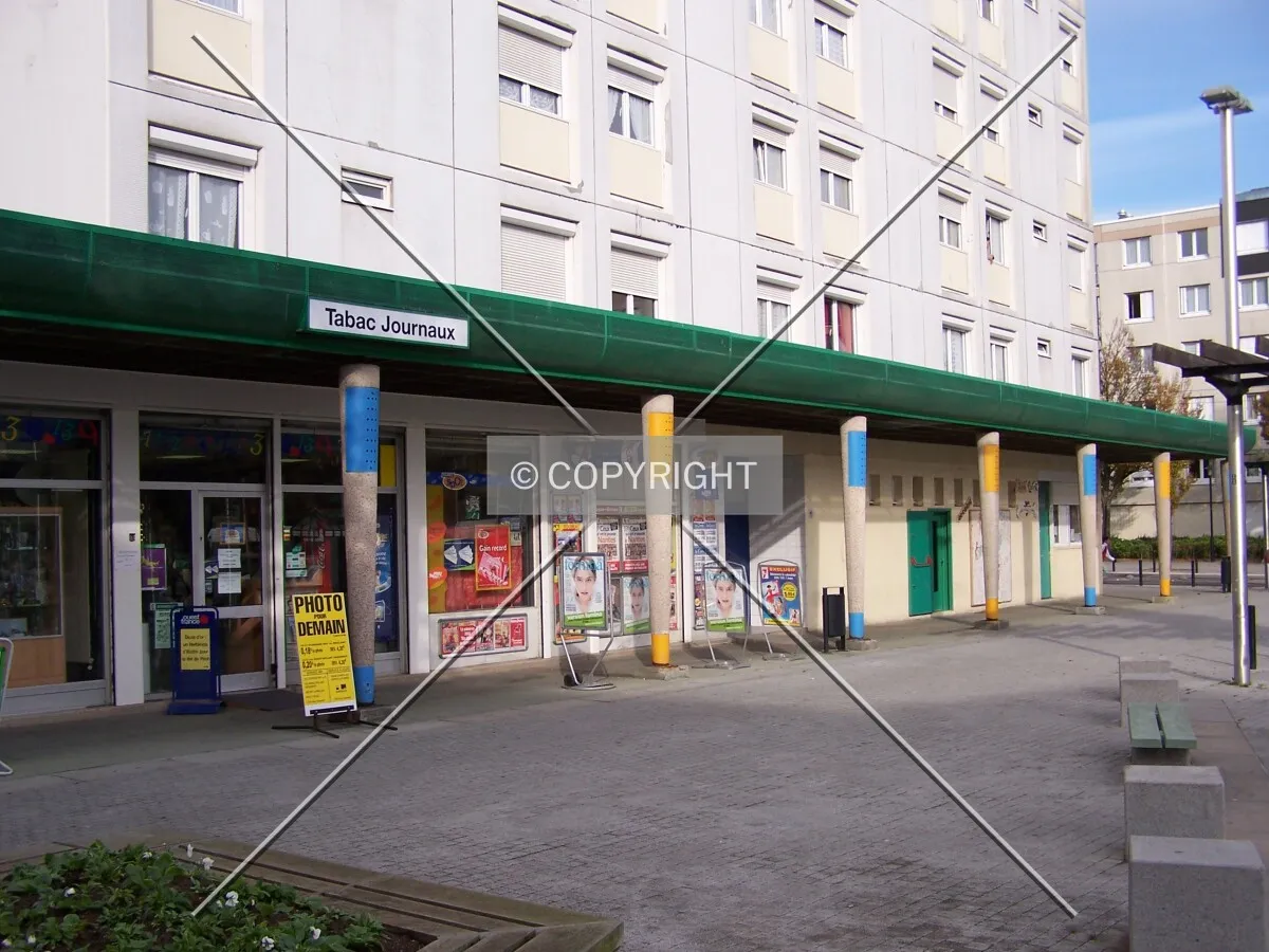 Commerces au pied de l'immeuble