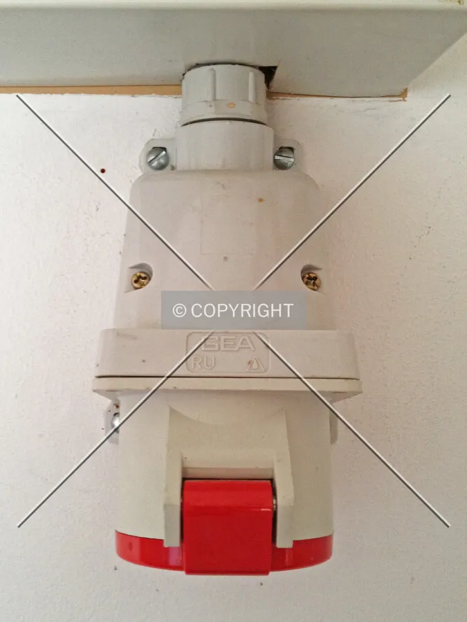 High voltage power socket