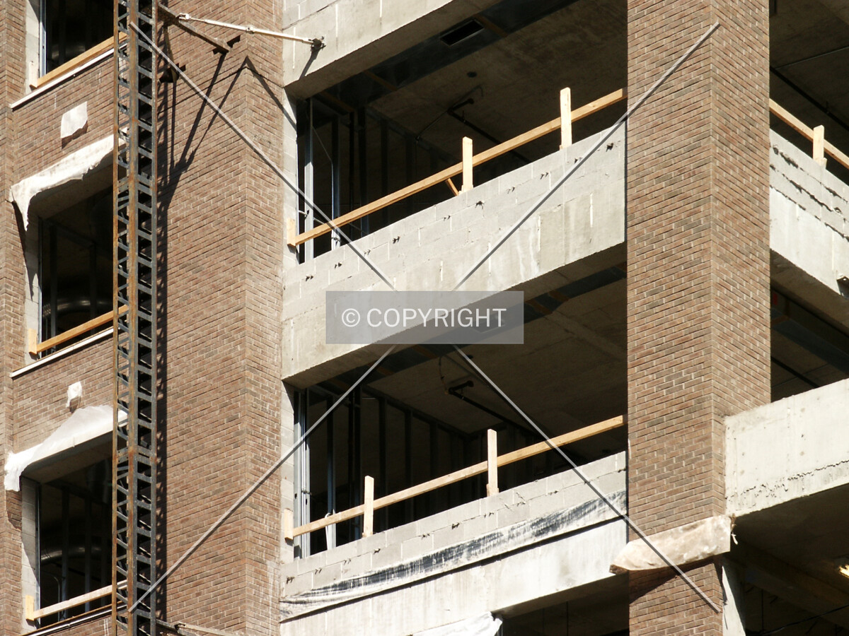 Facade and structure detail at the southeast corner
