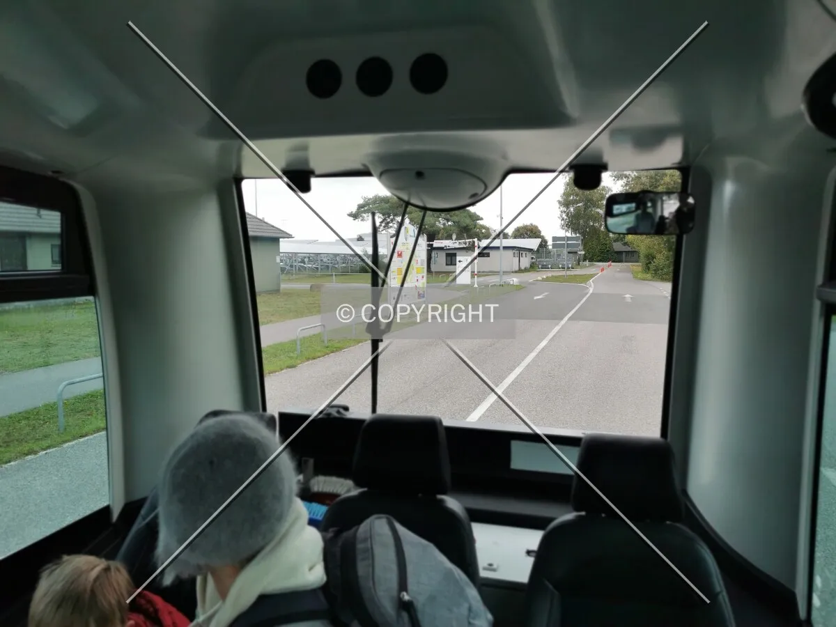 Self-driving bus