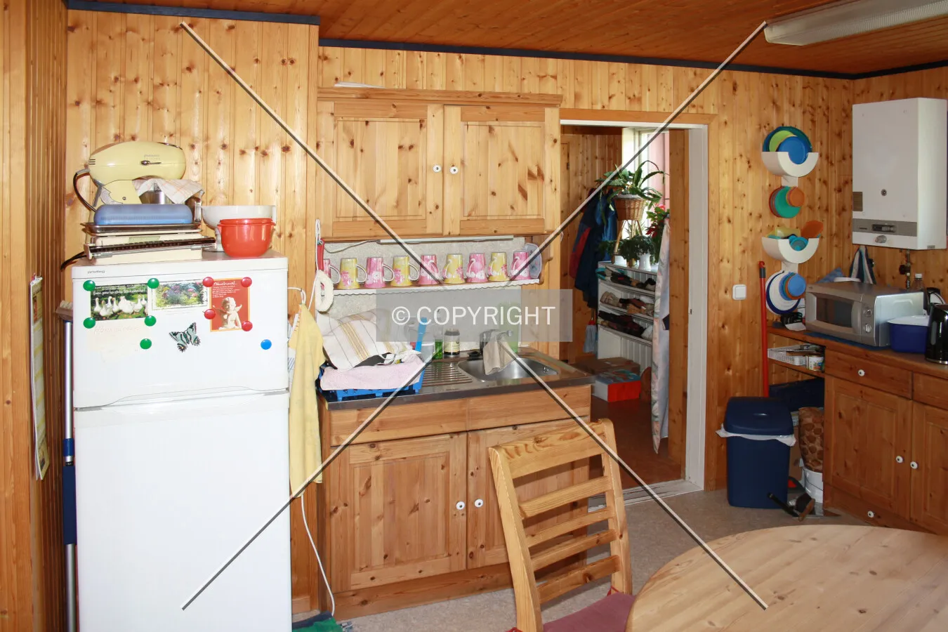 A kitchen including fridge