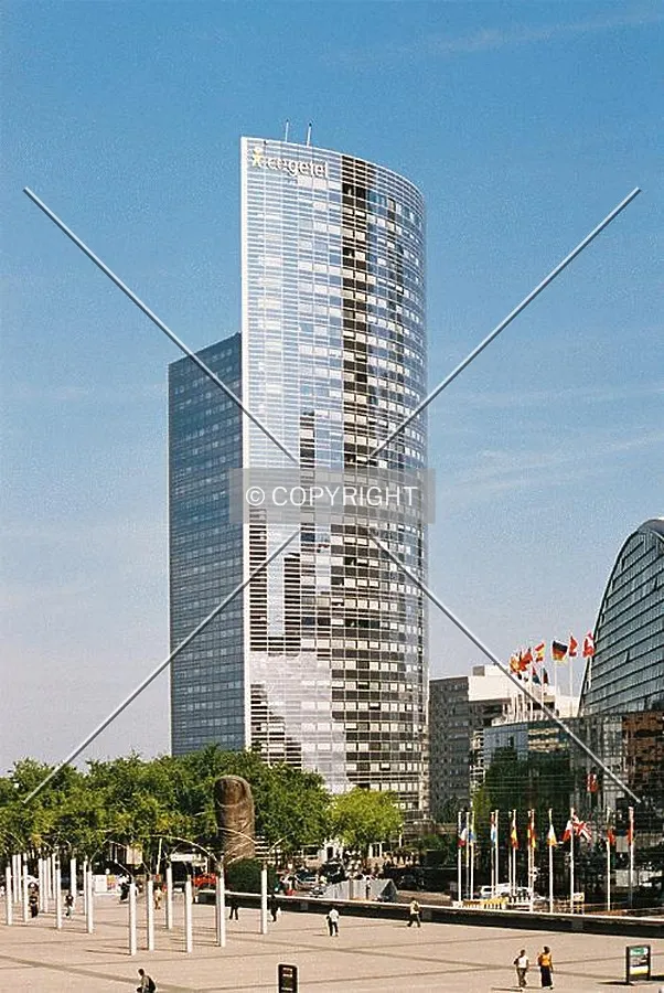 Side view as seen from La Grande Arche