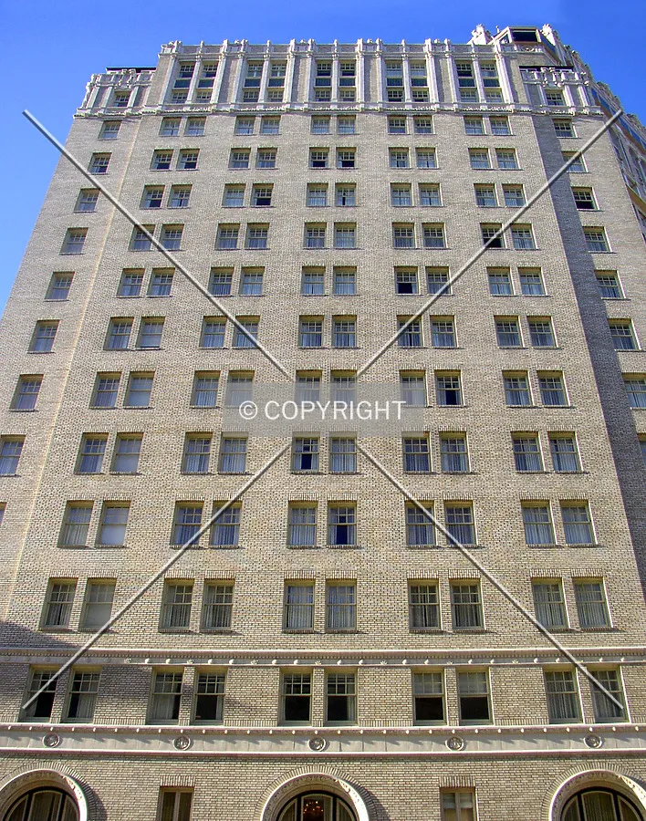 Looking up the northern facade from California Street