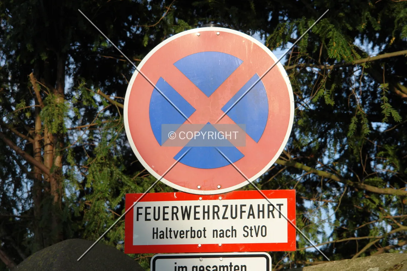 Do not stop here - German traffic sign