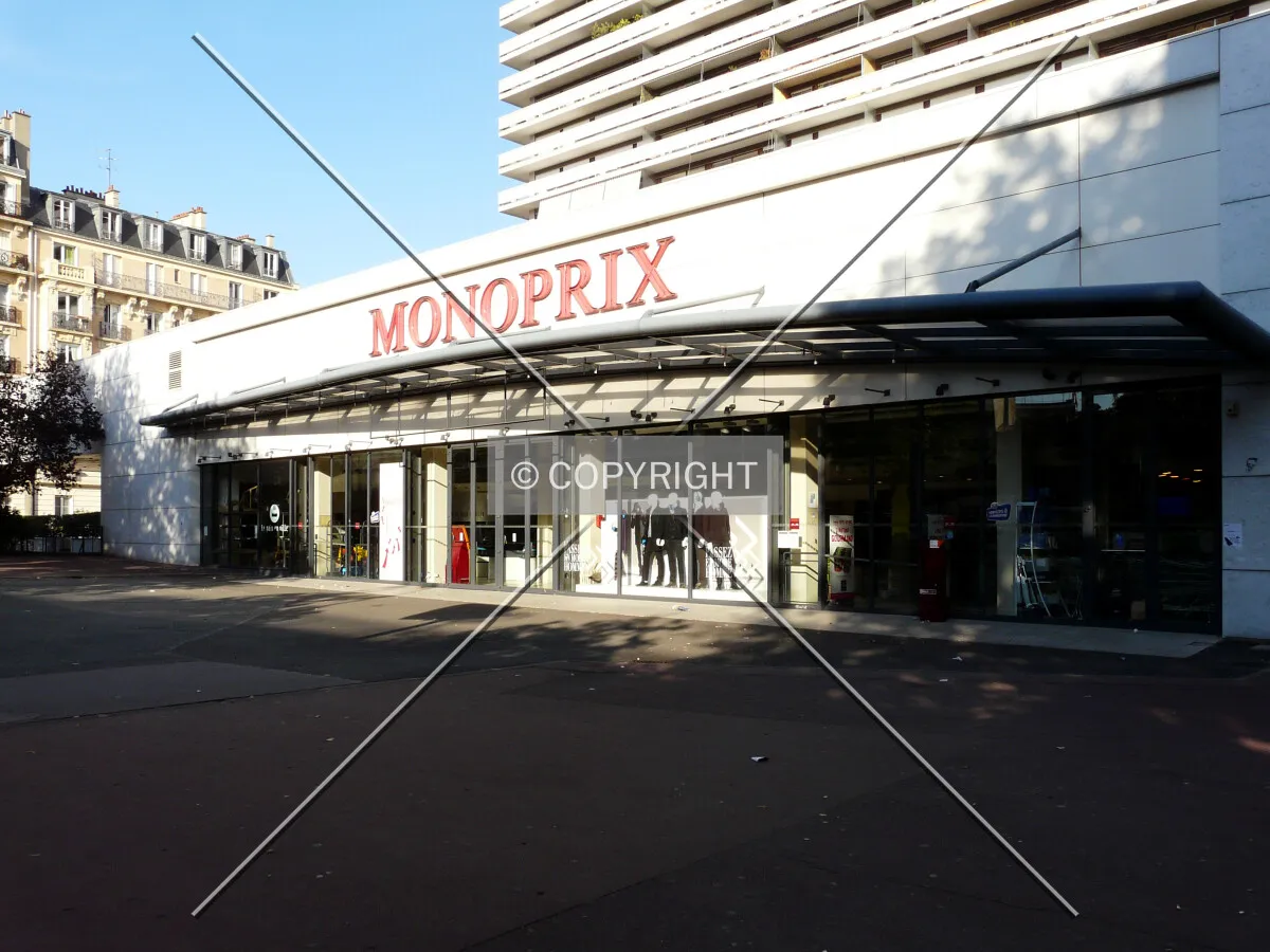 Supermarket entrance on Avenue d'Italie