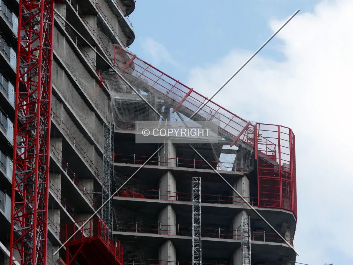 Steel beams giving its new shape to the tower