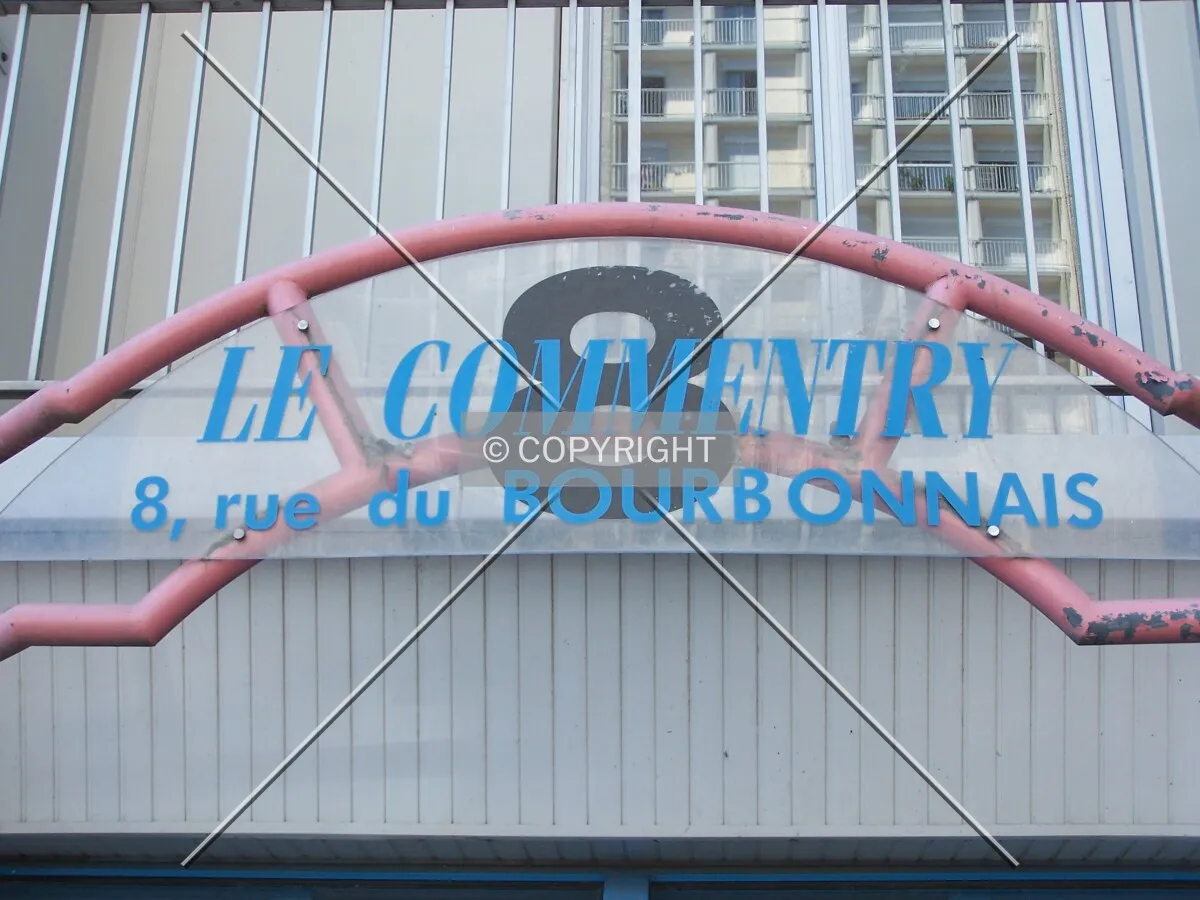 Insigne au dessus de l'entrée