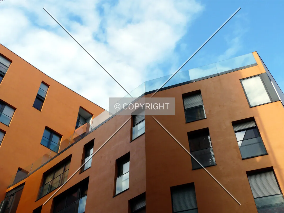 Looking up the rear side from Rue Hélène Brion