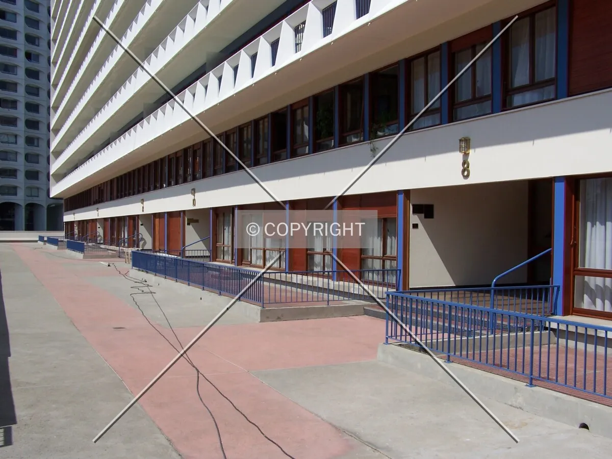 Entrées des logements au-dessus des commerces sur la face sud