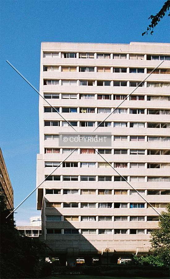 As seen from behind Maison Vision 80