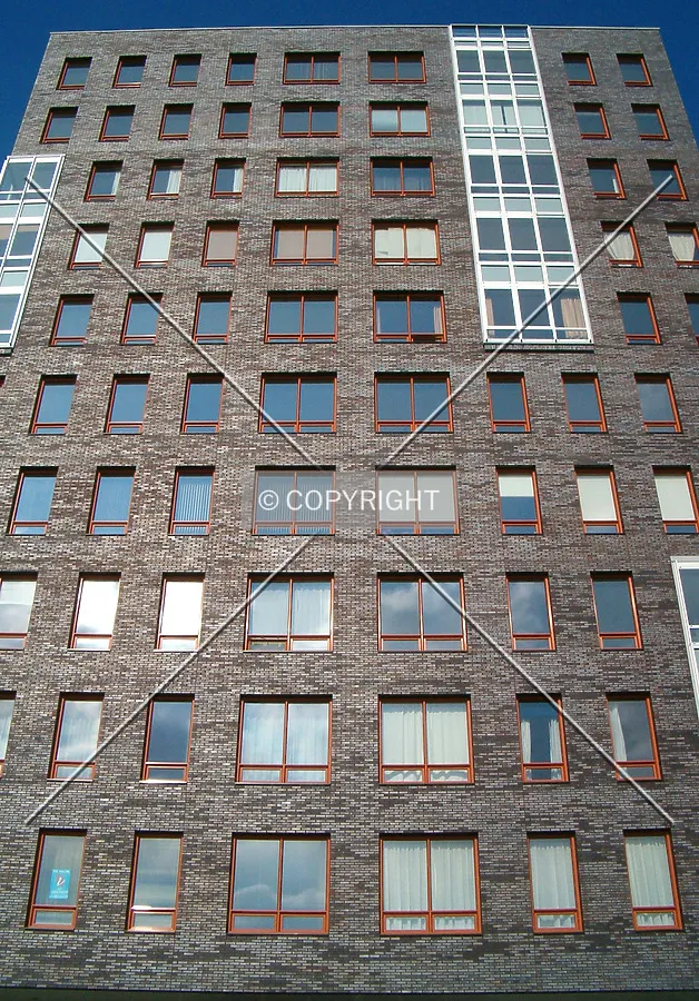 Looking up from Ledeboerstraat