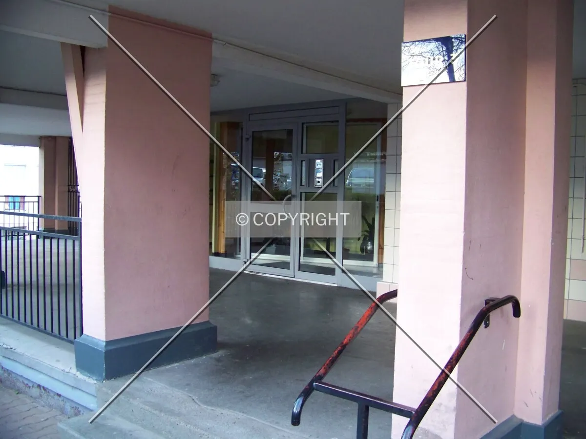 Main entrance in the west side