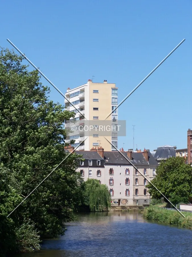 Face est vue depuis les bords de Vilaine