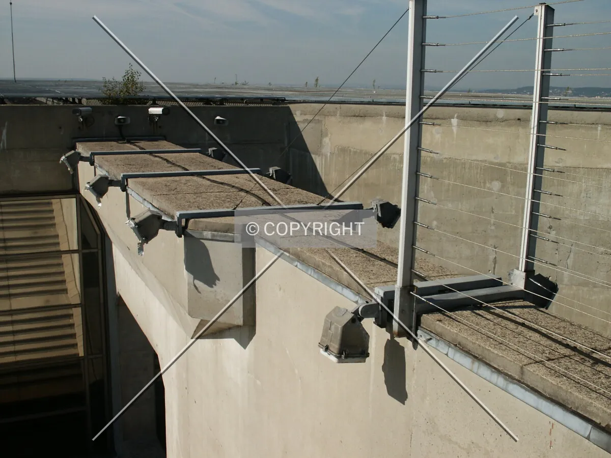 Top of one of the walls between the observation area and the main roof